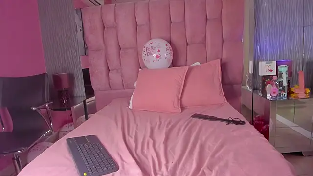 Snapshot of Nina_Rizzo_ chatting on November 19, 2025, 4:01 am Nina Rizzo online show from November 19, 2025, 4:01 am