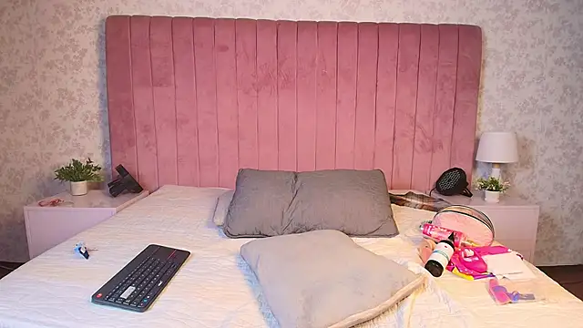 Snapshot of Aliyah_Rielle chatting on November 22, 2025, 11:47 pm Aliyah Rielle online show from November 22, 2025, 11:47 pm