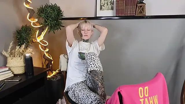 IsauraGarratt online show from November 15, 2025, 12:42 pm