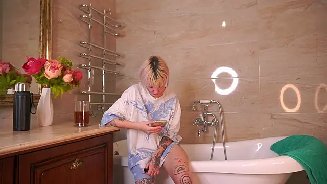 IsauraGarratt online show from November 29, 2025, 1:44 pm