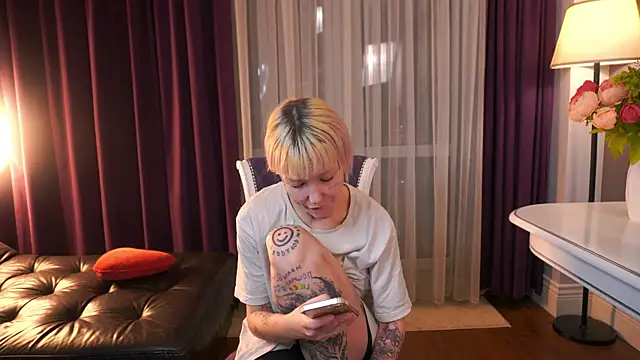 IsauraGarratt online show from November 30, 2025, 1:34 pm