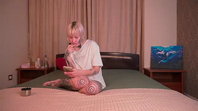 IsauraGarratt online show from November 26, 2025, 2:06 pm