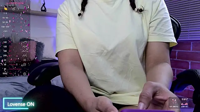 Snapshot of Amelia-Voss chatting on November 19, 2025, 2:06 pm Amelia-Voss online show from November 19, 2025, 2:06 pm