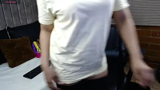 Snapshot of Amelia-Voss chatting on November 14, 2025, 2:43 pm Amelia-Voss online show from November 14, 2025, 2:43 pm