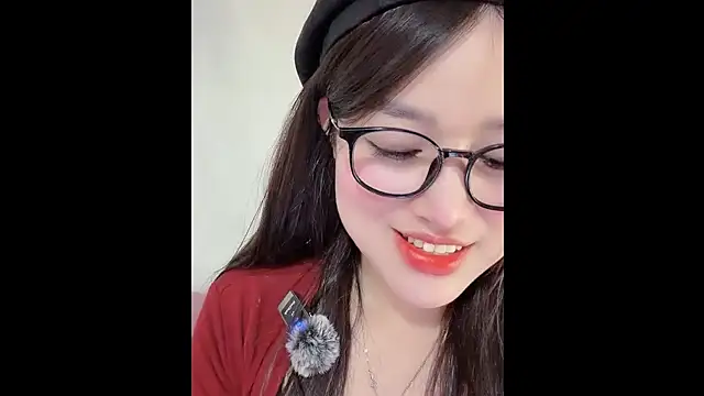Snapshot of MiCandy-Lovee chatting on November 24, 2025, 6:24 am MiCandy-Lovee online show from November 24, 2025, 6:24 am