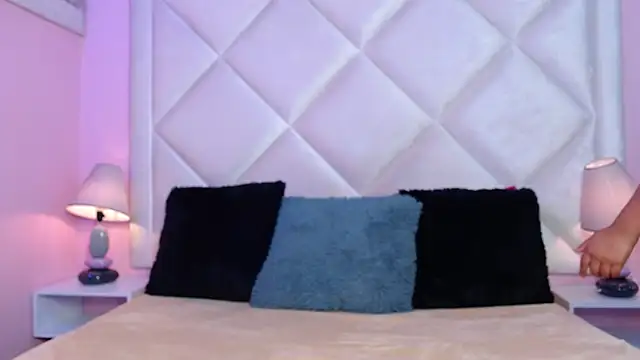 rayvenrose  online show from November 19, 2025, 7:58 pm