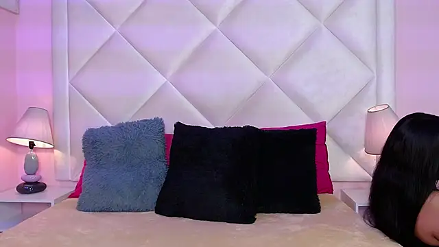 rayvenrose  online show from November 18, 2025, 8:23 pm