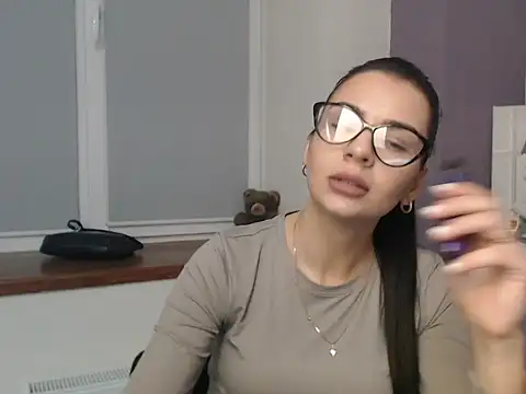 divina kira online show from November 26, 2025, 8:14 am