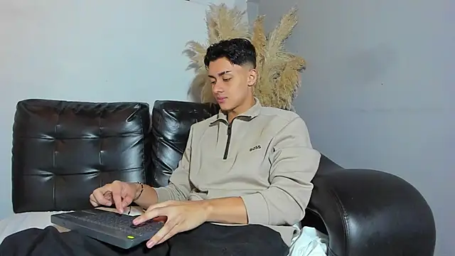 ZeusBrant online show from April 21, 2026, 1:39 pm