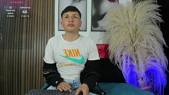 Snapshot of Sweet_Smiith chatting on November 19, 2025, 7:25 pm Sweet Smiith online show from November 19, 2025, 7:25 pm