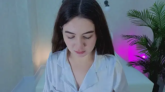 Lilia Crown online show from November 21, 2025, 5:01 pm