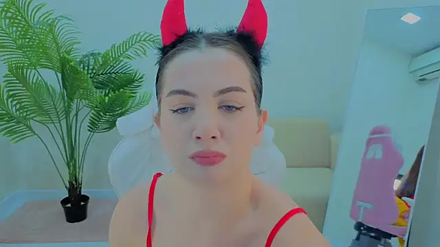 Lilia Crown online show from November 26, 2025, 5:02 pm