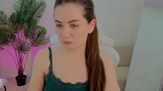 Lilia Crown online show from November 24, 2025, 3:34 pm