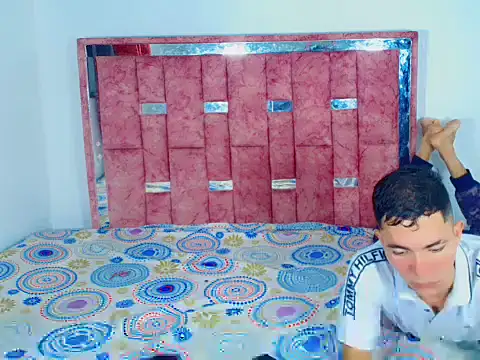 Snapshot of alejoSteele chatting on November 25, 2025, 7:08 am alejoSteele online show from November 25, 2025, 7:08 am