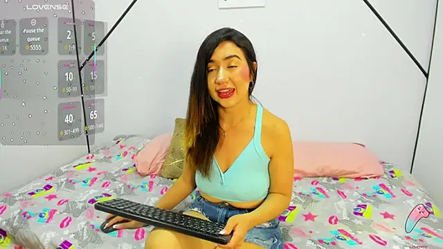 Snapshot of VictoriaRouge_ chatting on November 17, 2025, 8:24 pm VictoriaRouge online show from November 17, 2025, 8:24 pm