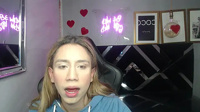 Evy Luxx v online show from May 23, 2026, 1:21 pm