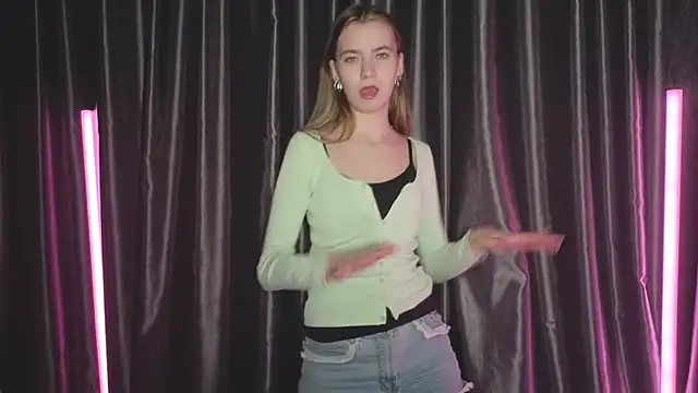 Snapshot of RochelCozzi chatting on November 25, 2025, 8:20 pm RochelCozzi online show from November 25, 2025, 8:20 pm