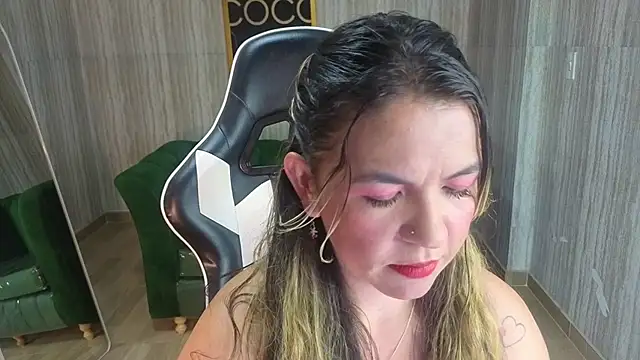 paula lorens t1  online show from November 22, 2025, 2:54 am