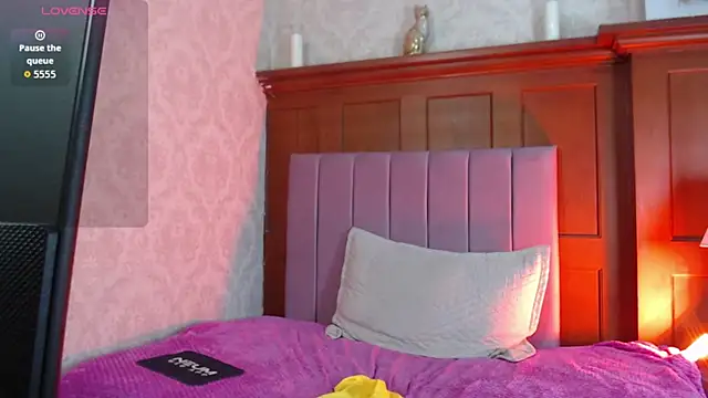 Charlothe 7 online show from July 4, 2026, 2:54 pm