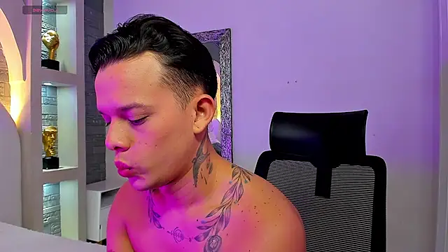 Valentino moretti online show from November 25, 2025, 1:11 pm