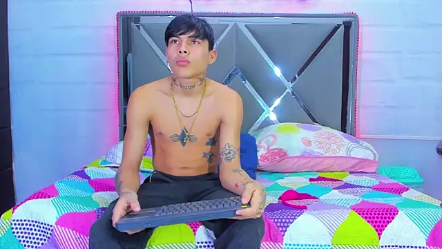 Snapshot of LoveBoundDuo chatting on November 18, 2025, 6:11 pm LoveBoundDuo online show from November 18, 2025, 6:11 pm