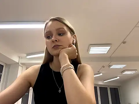 PaulitaSolow online show from November 17, 2025, 5:39 pm