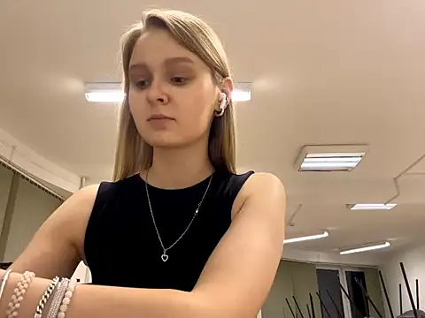 PaulitaSolow online show from November 18, 2025, 3:04 pm