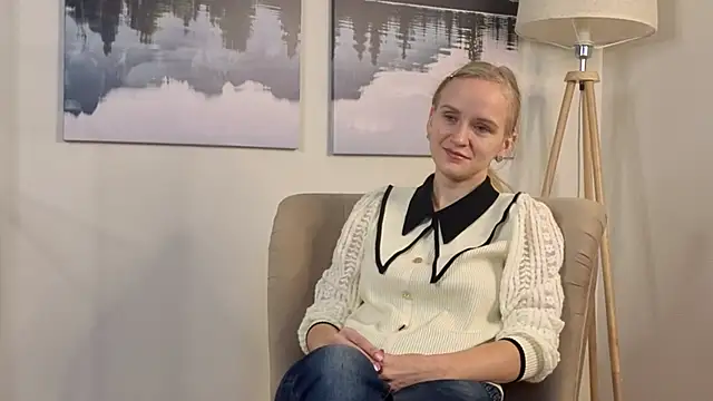 Snapshot of ToshiaPotvin chatting on November 17, 2025, 7:12 am ToshiaPotvin online show from November 17, 2025, 7:12 am