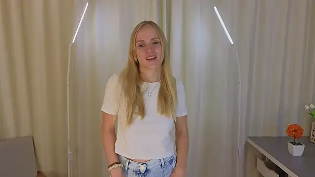 Snapshot of ToshiaPotvin chatting on November 25, 2025, 4:13 am ToshiaPotvin online show from November 25, 2025, 4:13 am