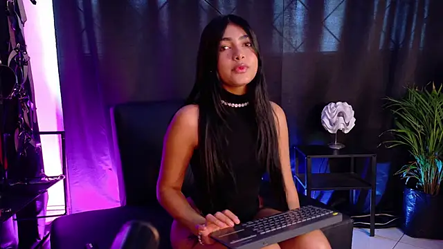 Alisha Darcy online show from November 24, 2025, 7:36 pm