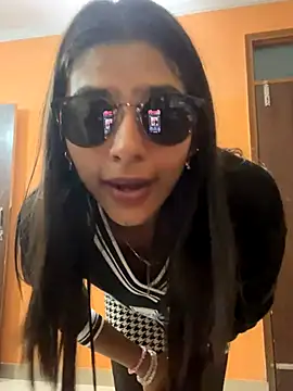 Snapshot of sexyayeshadesi chatting on November 19, 2025, 5:13 pm sexyayeshadesi online show from November 19, 2025, 5:13 pm