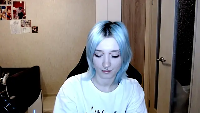 SophiaLur online show from November 17, 2025, 3:49 pm