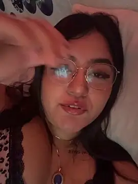 Snapshot of love_queen02 chatting on November 20, 2025, 5:35 pm love queen02 online show from November 20, 2025, 5:35 pm