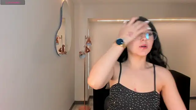 Snapshot of HaileyRoss_ chatting on January 6, 2026, 11:36 am HaileyRoss online show from January 6, 2026, 11:36 am