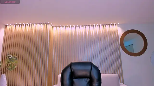 SophieLanne online show from March 29, 2026, 3:52 am