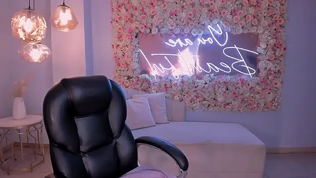 SophieLanne online show from March 31, 2026, 4:03 am