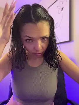 LaraDanverss online show from April 16, 2026, 9:04 pm