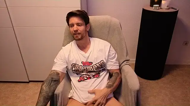 Snapshot of Mystery_Mark chatting on November 27, 2025, 6:30 pm Mystery Mark online show from November 27, 2025, 6:30 pm