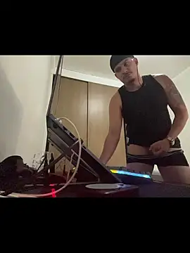 Snapshot of oIAcyber chatting on November 18, 2025, 7:28 pm oIAcyber online show from November 18, 2025, 7:28 pm