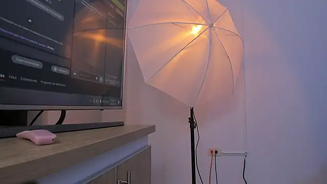 Snapshot of BWW-CINDY11 chatting on November 21, 2025, 7:13 pm BWW-CINDY11 online show from November 21, 2025, 7:13 pm