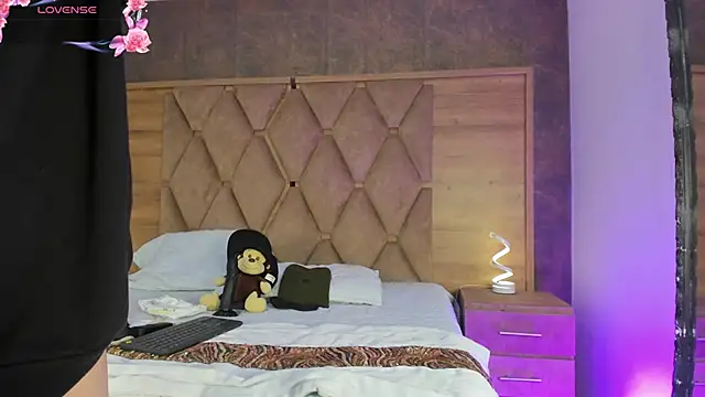 Snapshot of VictoriaSaenz1_ chatting on November 21, 2025, 5:17 am VictoriaSaenz1 online show from November 21, 2025, 5:17 am