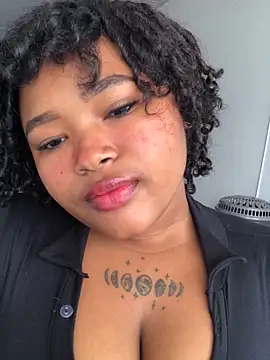 Snapshot of TuyaLes chatting on November 16, 2025, 5:17 pm TuyaLes online show from November 16, 2025, 5:17 pm