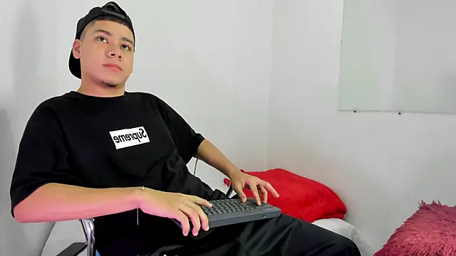 Lucastorrez01 online show from February 10, 2026, 10:42 pm