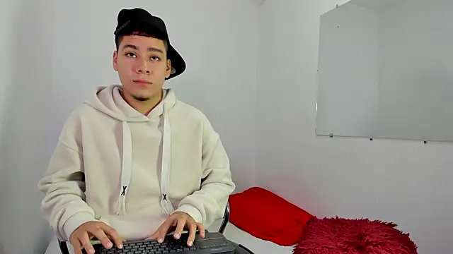 Lucastorrez01 online show from February 16, 2026, 6:23 am