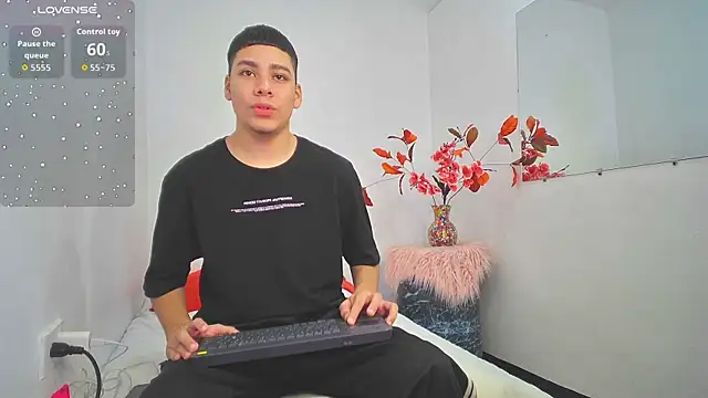 Snapshot of Lucastorrez01 chatting on November 21, 2025, 4:22 am Lucastorrez01 online show from November 21, 2025, 4:22 am