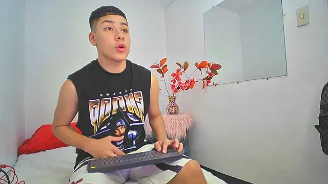 Snapshot of Lucastorrez01 chatting on November 29, 2025, 2:23 am Lucastorrez01 online show from November 29, 2025, 2:23 am