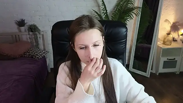 Snapshot of AliceWallflower chatting on November 18, 2025, 7:39 pm AliceWallflower online show from November 18, 2025, 7:39 pm