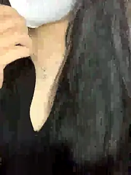 Hanni 22 online show from November 30, 2025, 3:46 pm