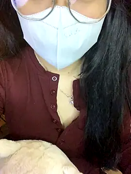 Hanni 22 online show from November 25, 2025, 3:56 pm