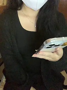 Hanni 22 online show from November 26, 2025, 4:18 pm